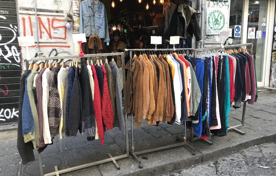 Klädställ på Via Mezzocannone, Napoli.