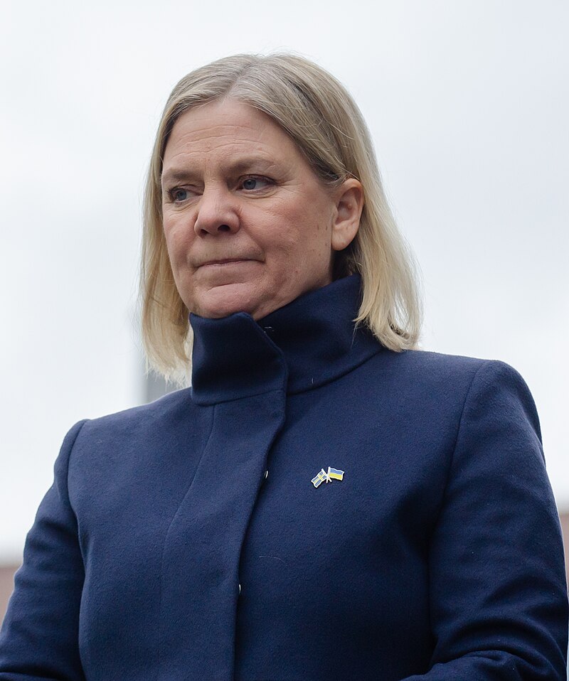 Ett foto av Magdalena Andersson i blå kappa.